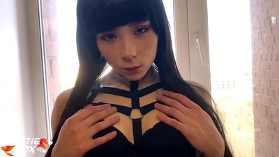 ʻO ka Brunette Wela ʻŌmoʻo hohonu a me ka naʻaupō no ke kālā