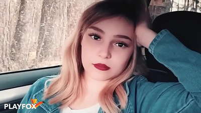 Ua ʻoliʻoli ʻo Sexy babe i ke kāleka hōʻemi